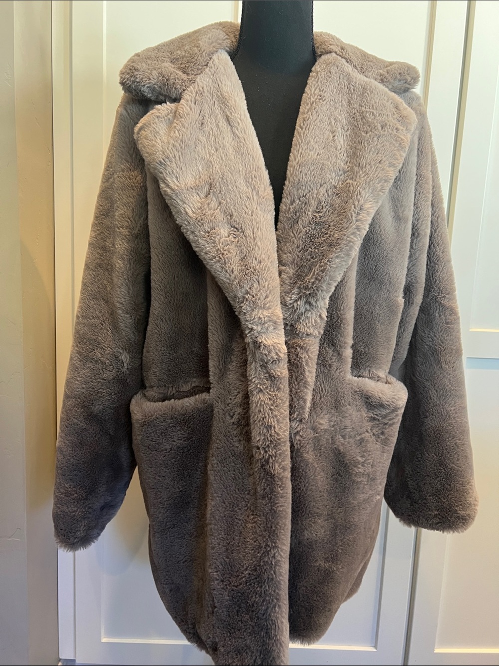 Blank NYC Plush Faux Fur Teddy Coat in Gray Taupe Size S EUC
